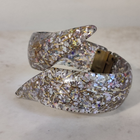 Vintage lucite confetti hinged cuff bracelet - Picture 5 of 14